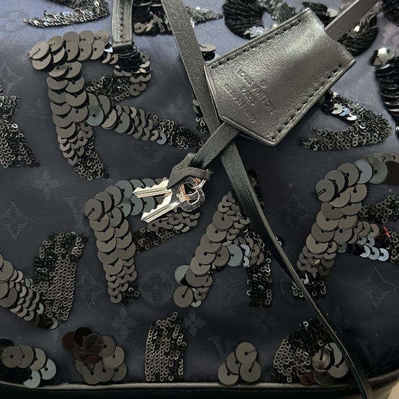 Louis Vuitton Tote - Picture 4 of 8